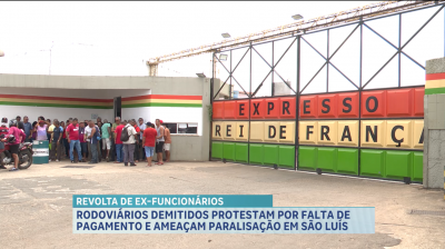 Funcionários demitidos de empresa de ônibus protestam e reivindicam direitos trabalhistas