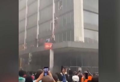 Funcionários de banco saltam pela janela para fugir de incêndio