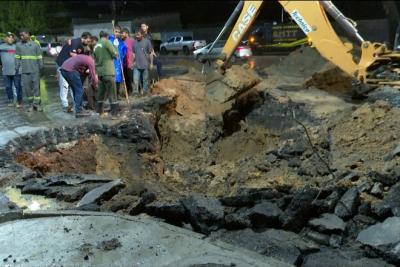 Asfalto cede e trecho de pista afunda na Avenida Guajajaras, em São Luís