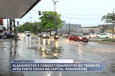 Alagamentos e congestionamentos no trânsito após forte chuva na capital