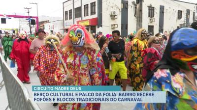 Fofões e blocos tradicionais animam carnaval no bairro Madre Deus