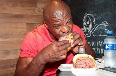 Terry Crews se diverte ao visitar Mercadão de São Paulo e comer famoso sanduíche de mortadela