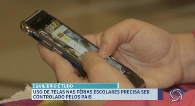 Uso de telas nas férias escolares precisa ser controlado pelos pais