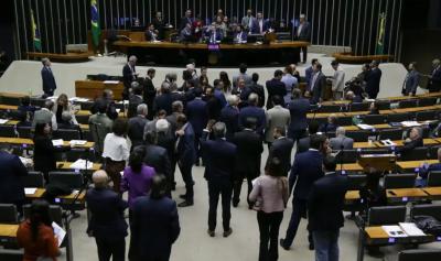Ala bolsonarista pressiona Congresso a abrir mão de recesso para votar anistia