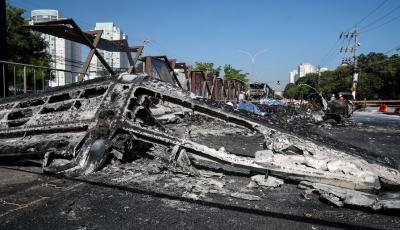 Avião cai em avenida da zona oeste de São Paulo