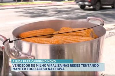Vendedor de milho viraliza nas redes tentando manter fogo aceso na chuva