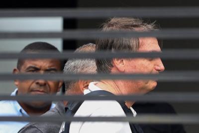 Bolsonaro deixa o hospital em Brasília, após duas semanas internado, e vai para casa