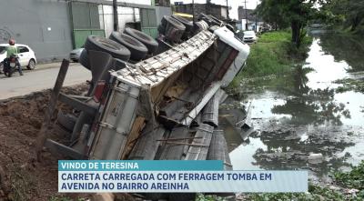 Caminhão carregado de ferragem tomba na Areinha e chama atenção de moradores