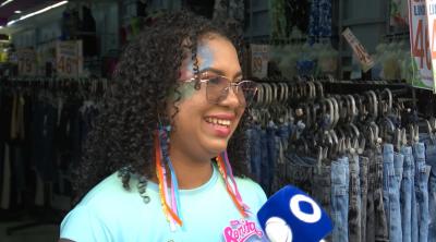 Cores, brilho e fantasias tomam conta das lojas próximo ao Carnaval, em São Luís