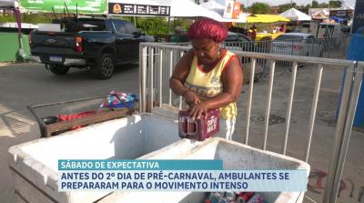 Preparação dos vendedores ambulantes para o segundo dia de pré-carnaval