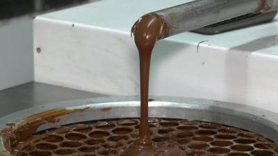 Indústrias de chocolate se preparam para a páscoa; veja como os ovos de páscoa são preparados