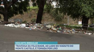 Descarte irregular de lixo toma Travessa da Felicidade, no bairro Monte Castelo