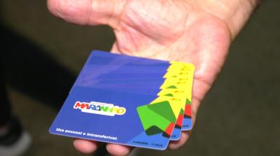 Alunos do ensino médio recebem mochilas e cartões para transporte escolar, em São Luís