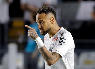 Neymar discute com torcedores após tropeço do Santos: 'Vou te dar um minuto de fama'