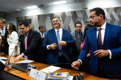 Dino ameaça suspender emendas parlamentares e alfineta Congresso