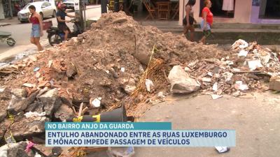 Entulho abandonado entre as ruas Luxemburgo e Mônaco impede passagem de veículos