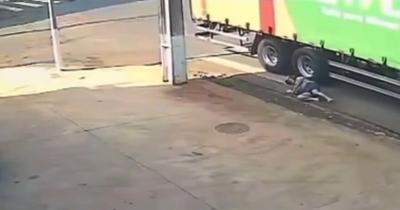 Motociclista escapa por pouco de ser atropelada por caminhão no PR; veja vídeo