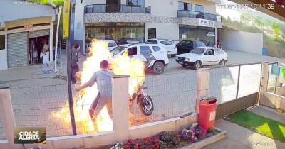 Motociclista ateia fogo na própria moto e mãe é atingida pelas chamas