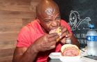 Terry Crews se diverte ao visitar Mercadão de São Paulo e comer famoso sanduíche de mortadela