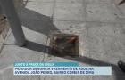 Vazamento de água causa riscos de acidentes aos pedestres, na Avenida João Pedro
