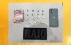Homem é conduzido por porte de aparelho celular com registro de roubo e drogas