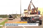 Carro colide em poste e complica o trânsito em São José de Ribamar