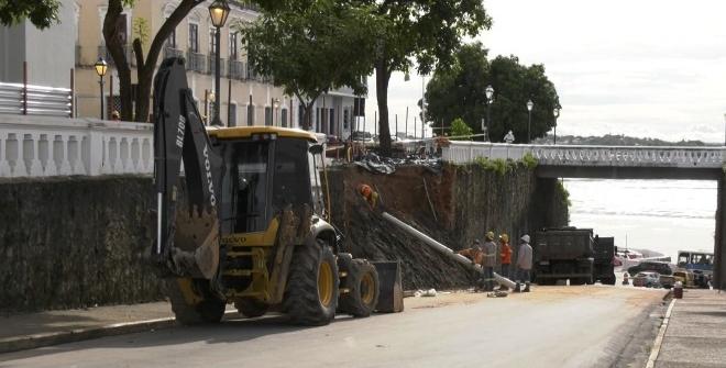 Muro na rampa de acesso à Praça Pedro II passa por reconstrução depois de deslizamento