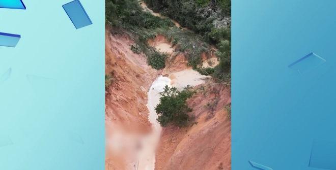 Cratera corta trecho da BR-222 entre os municípios de Bom Jesus das Selvas e Açailândia