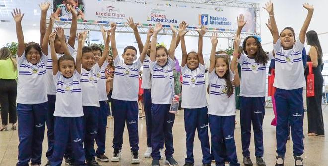 Governo lança programa que deve reforçar a alfabetização de pessoas no Maranhão