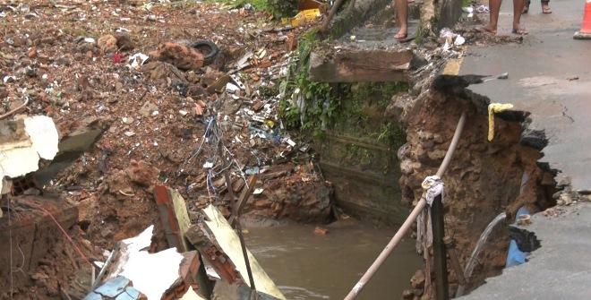 Diversos pontos ficam alagados e casa desaba em São Luís após fortes chuvas