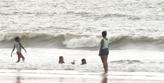 Poluição ameaça balneabilidade e segurança das praias e rios