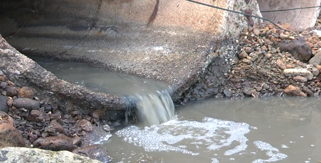 Descarte irregular de esgoto na Ponta d'Areia é alvo de fiscalização em São Luís
